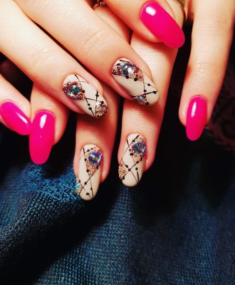 close-up-woman-fingers-with-nail-polish